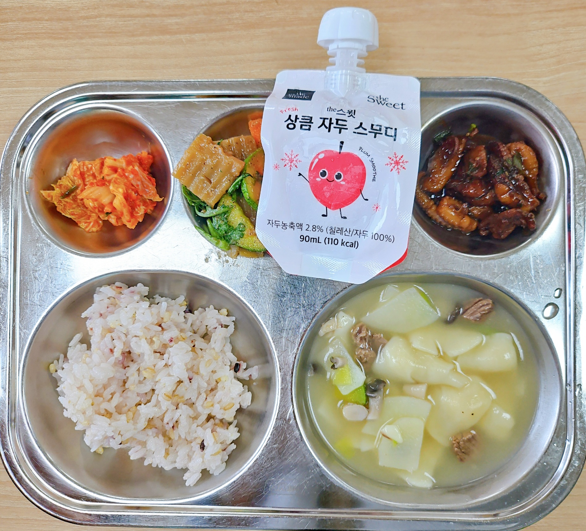 혼합잡곡밥(5)
쇠고기버섯수제비(5.6.16)
도토리묵무침(5.6)
쭈꾸미닭볶음
(5.6.13.15)
배추김치(9)/자두스무디